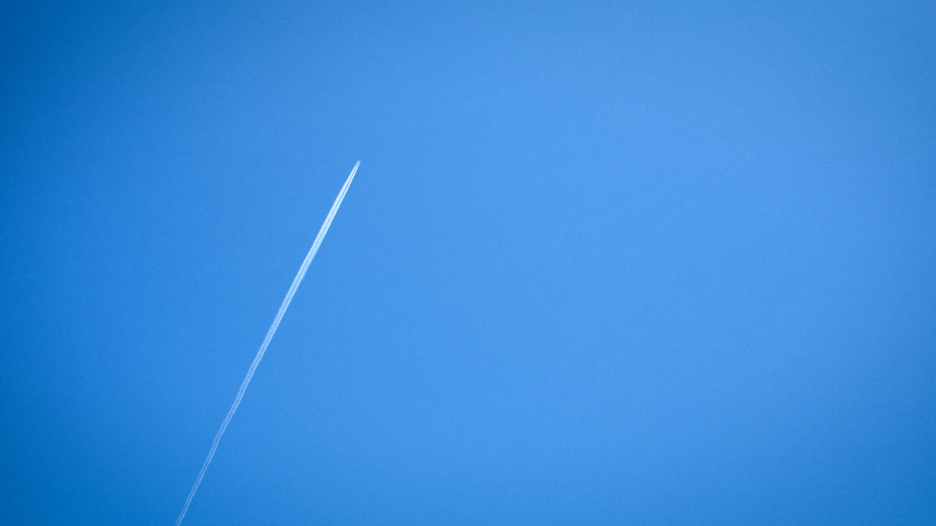 冬空へ伸びる飛行機雲