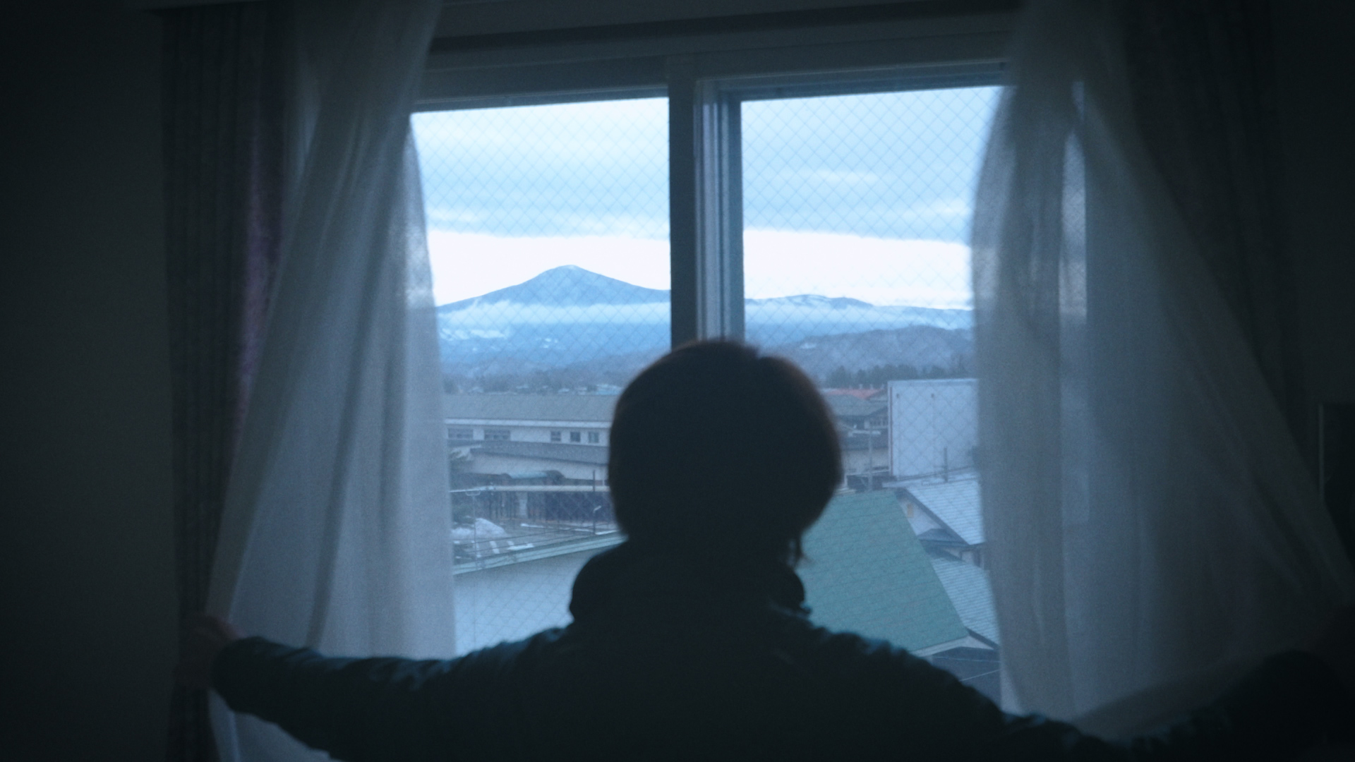 客室のカーテンを開ける冬の朝