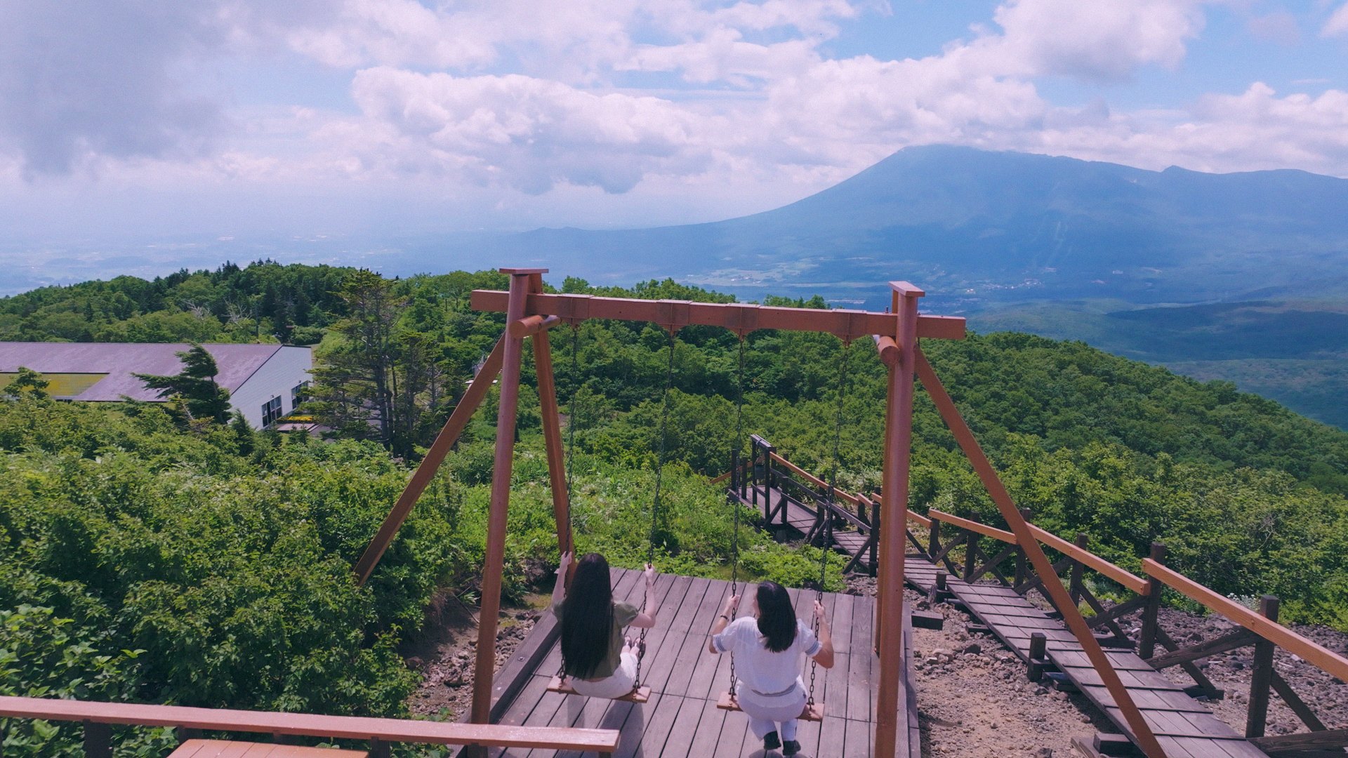 山頂のブランコと岩手山