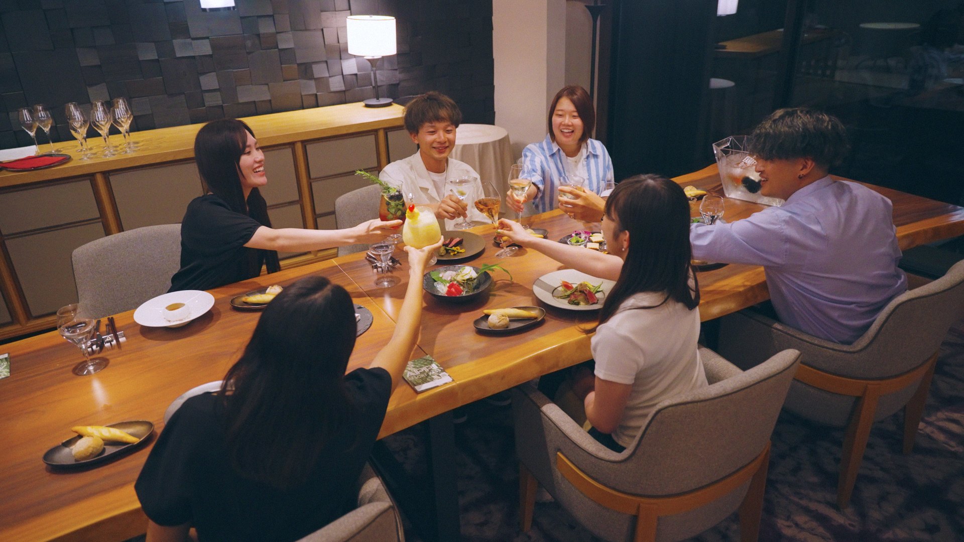 仲間と六人で乾杯
