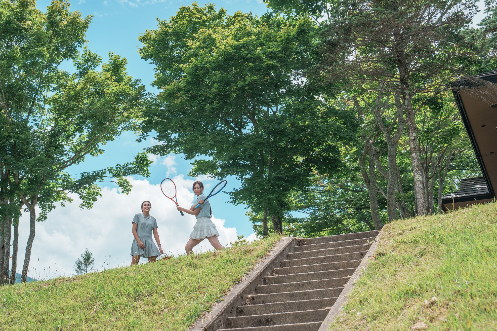安比ラケットクラブでテニスをする二人